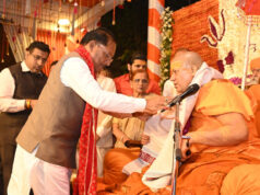 मुख्यमंत्री श्री विष्णु देव साय से निरंजन पीठाधीश्वर महामंडलेश्वर डॉ. स्वामी कैलाशनंद गिरी जी महाराज ने की सौजन्य भेंट