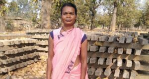 पोल निर्माण कार्य से आत्मनिर्भर बनीं सेमरिहा की फूलमती सिंह