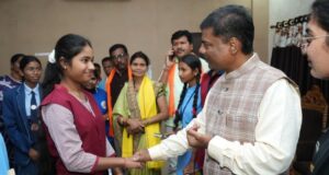 नारायणपुर के मेधावी छात्र सम्मानित- वन मंत्री श्री केदार कश्यप ने खिलाई मिठाई