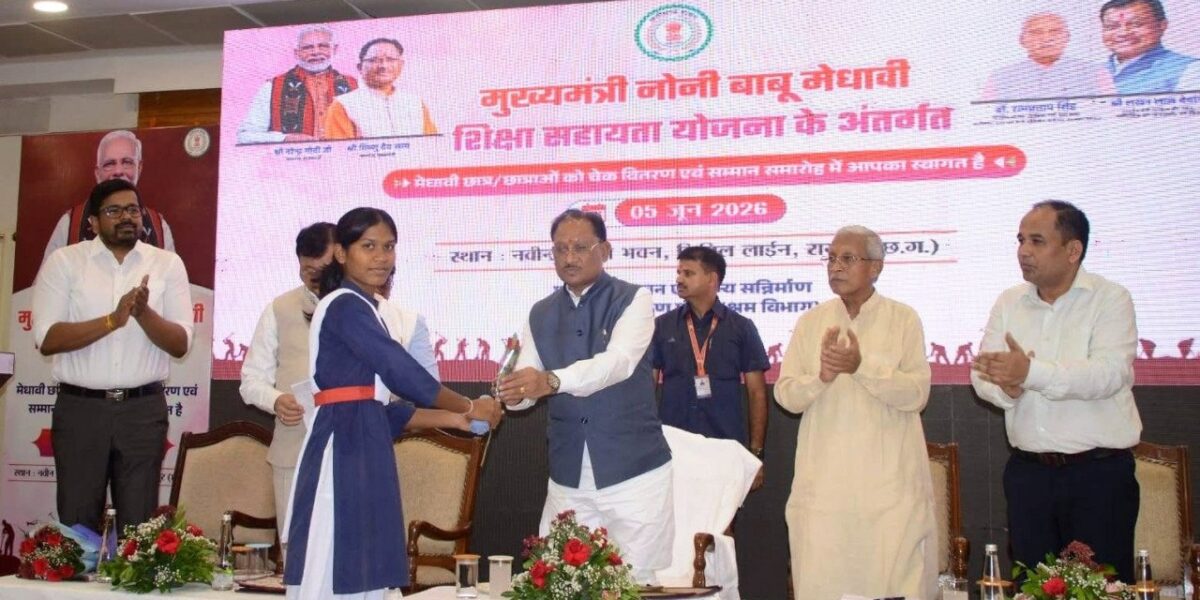 मुख्यमंत्री के हाथों मेधावी छात्रा को मिली 2 लाख रुपये की सहायता