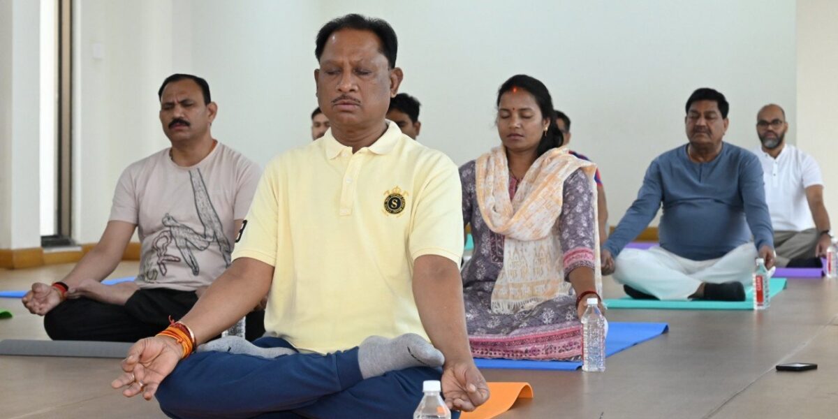 अंतर्राष्ट्रीय योग दिवस 2026: स्वस्थ जीवन और विकसित भारत का आधार बनेगा योग  | AZADKALAM.IN