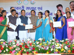 मुख्यमंत्री श्री विष्णुदेव साय ने जशपुर के वन धन विकास केंद्र पंचक्की की महिला स्व-सहायता समूह को किया सम्मानित