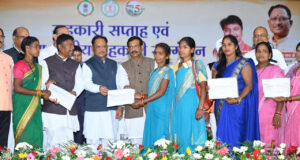 मुख्यमंत्री श्री विष्णुदेव साय ने जशपुर के वन धन विकास केंद्र पंचक्की की महिला स्व-सहायता समूह को किया सम्मानित
