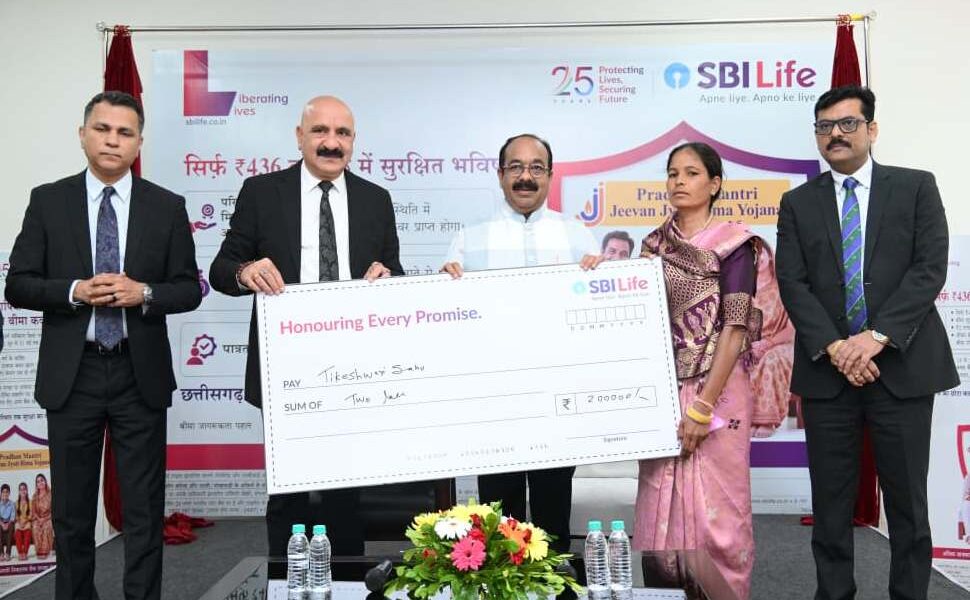 उप मुख्यमंत्री श्री अरुण साव ने प्रधानमंत्री जीवन ज्योति बीमा योजना के पोस्टर का किया विमोचन