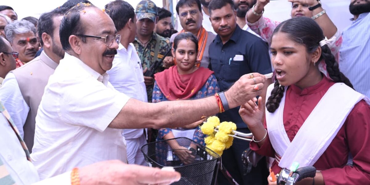 उप मुख्यमंत्री श्री अरुण साव ने शाला प्रवेश उत्सव में बच्चों को तिलक लगाकर कराया शाला प्रवेश
