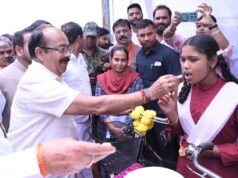 उप मुख्यमंत्री श्री अरुण साव ने शाला प्रवेश उत्सव में बच्चों को तिलक लगाकर कराया शाला प्रवेश