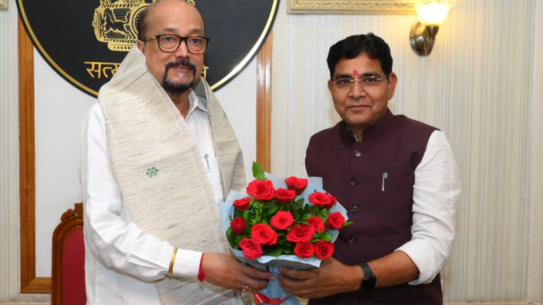 राज्यपाल श्री डेका से उच्च शिक्षा मंत्री श्री वर्मा ने की सौजन्य भेंट