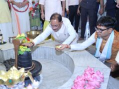 मुख्यमंत्री श्री विष्णु देव साय ने कैलाशपति धाम में किया जलाभिषेक: भगवान मनकामेश्वर महादेव से प्रदेश की सुख-समृद्धि एवं खुशहाली की कामना