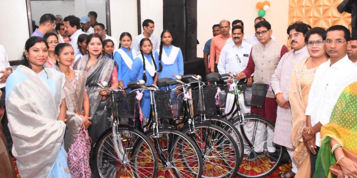 शिक्षा से ही होता है सशक्त राष्ट्र का निर्माण, बड़े लक्ष्य तय कर पूरी निष्ठा से करें पढ़ाई: मंत्री श्री टंक राम वर्मा