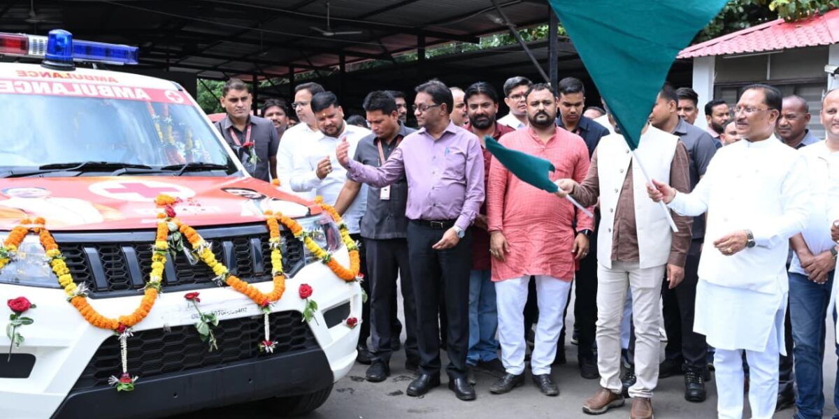 मुख्यमंत्री विष्णु देव साय ने धरसींवा को दी निःशुल्क एम्बुलेंस की सौगात, बेहतर होंगी स्वास्थ्य सुविधाएं