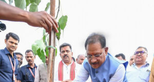 मुख्यमंत्री श्री विष्णुदेव साय ने अपनी माँ के नाम पर लगाया पीपल का पौधा, वन महोत्सव-2026 का हुआ शुभारंभ