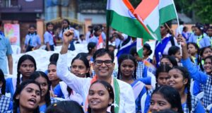 करीब 200 फीट लंबे तिरंगे के साथ उमड़ा जनसैलाब, वित्त मंत्री श्री ओ.पी. चौधरी हुए शामिल
