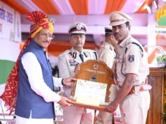 मुख्यमंत्री श्री विष्णु देव साय के करकमलों से उत्कृष्ट सेवा के लिए सम्मानित हुए पुलिस एवं नगर सेना के अधिकारी-कर्मचारी