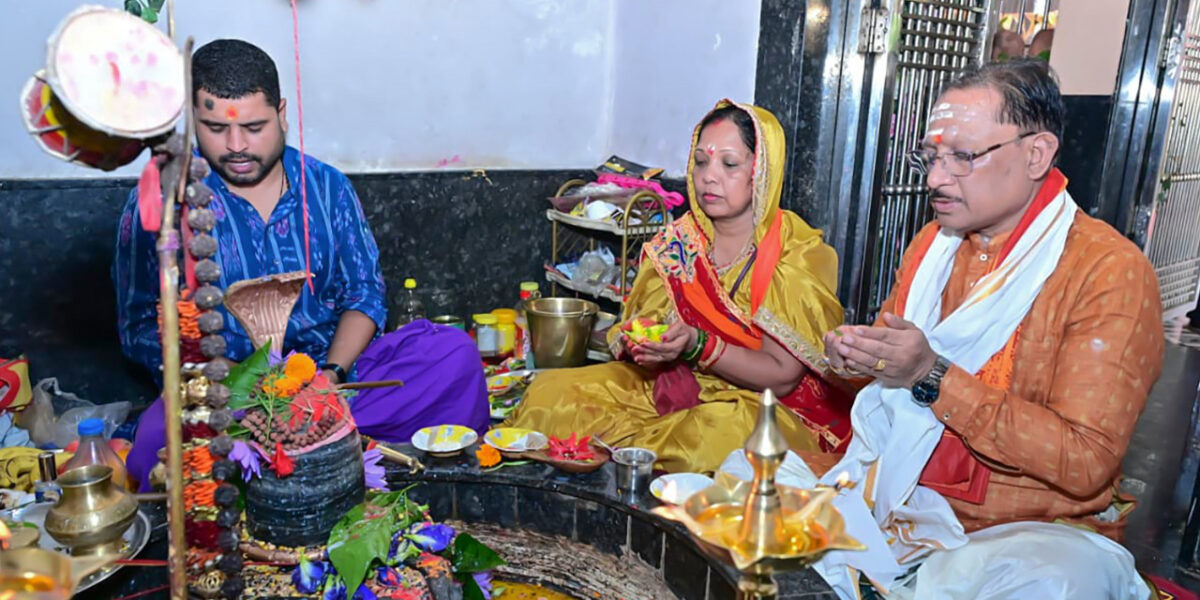 मुख्यमंत्री श्री विष्णुदेव साय ने सावन सोमवार और नागपंचमी पर श्री फलेश्वरनाथ महादेव की पूजा-अर्चना की
