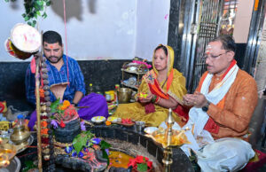 मुख्यमंत्री श्री विष्णुदेव साय ने सावन सोमवार और नागपंचमी पर श्री फलेश्वरनाथ महादेव की पूजा-अर्चना की