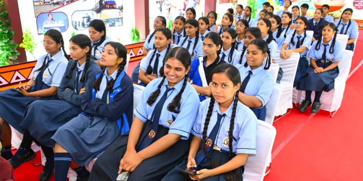 टाउन हॉल में छायाचित्र प्रदर्शनी देखने उमड़ी भीड़, एआई तकनीक से विरासत और पर्यटन का अभिनव अनुभव