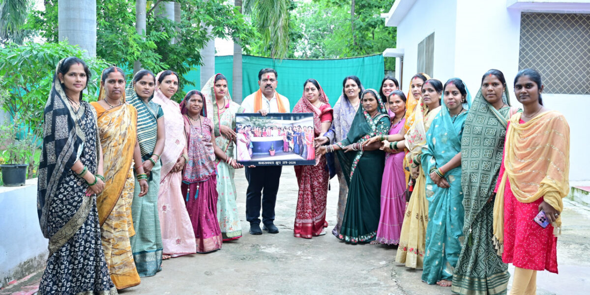 बिहान की दीदियों ने उपमुख्यमंत्री श्री विजय शर्मा को राखी बांधकर दी बधाई, साझा किए गुजरात भ्रमण के अनुभव