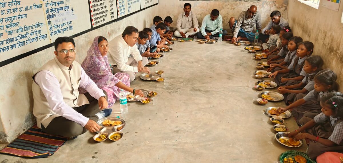 न्योता भोजन से बढ़ा बच्चों का उत्साह, शैक्षणिक प्रतिभा को मिला सम्मान