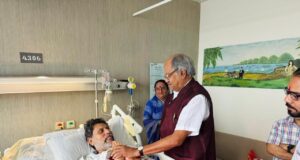सांसद बृजमोहन अग्रवाल ने छत्तीसगढ़ भाजपा प्रदेश अध्यक्ष एवं जगदलपुर विधायक किरण सिंह देव से आज गुरुग्राम स्थित मेदांता अस्पताल में भेंट की