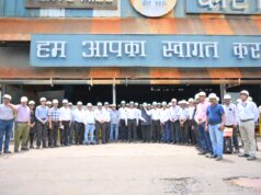 संयंत्र के प्लेट मिल ने जुलाई माह में रचा नया उत्पादन कीर्तिमान, निदेशक प्रभारी एवं कार्यपालक निदेशकों ने टीम को दी बधाई सेल-भिलाई इस्पात संयंत्र के प्लेट मिल ने उत्पादन के क्षेत्र में एक और महत्वपूर्ण उपलब्धि हासिल करते हुए जुलाई 2026 में 1,25,254 टन उत्पादन कर जुलाई माह का अब तक का सर्वश्रेष्ठ उत्पादन रिकॉर्ड स्थापित किया है। इस उपलब्धि के साथ विभाग ने जुलाई 2023 में स्थापित 1,20,139 टन के पूर्व रिकॉर्ड को पीछे छोड़ते हुए नया कीर्तिमान रचा है। इस उल्लेखनीय उपलब्धि पर निदेशक प्रभारी (भिलाई इस्पात संयंत्र) श्री चित्त रंजन महापात्र, कार्यपालक निदेशक (वित्त एवं लेखा) श्री प्रवीण निगम, कार्यपालक निदेशक (मानव संसाधन) श्री पवन कुमार, कार्यपालक निदेशक (परियोजनाएं) श्री पी.के सरकार, कार्यपालक निदेशक (संकार्य) श्री राकेश कुमार तथा कार्यपालक निदेशक (माइंस) श्री कमल भास्कर ने प्लेट मिल का दौरा कर अधिकारियों एवं कर्मचारियों को बधाई दी। उन्होंने टीम के समर्पण, उत्कृष्ट कार्यकुशलता एवं सामूहिक प्रयासों की सराहना करते हुए भविष्य में भी इसी प्रतिबद्धता के साथ नए कीर्तिमान स्थापित करने के लिए प्रेरित किया। इस अवसर पर निदेशक प्रभारी (भिलाई इस्पात संयंत्र) श्री चित्त रंजन महापात्र ने प्लेट मिल की टीम को बधाई देते हुए कहा कि यह उपलब्धि विभाग के अधिकारियों एवं कर्मचारियों के समर्पण, उत्कृष्ट समन्वय तथा निरंतर बेहतर प्रदर्शन की प्रतिबद्धता का परिणाम है। उन्होंने आशा व्यक्त की कि टीम भविष्य में भी इसी उत्साह एवं कार्यकुशलता के साथ नए कीर्तिमान स्थापित कर भिलाई इस्पात संयंत्र को नई ऊंचाइयों तक पहुंचाने में महत्वपूर्ण योगदान देती रहेगी। वहीं मुख्य महाप्रबंधक (प्लेट मिल) श्री कार्तिकेय बेहेरा ने इस उपलब्धि पर टीम के सभी अधिकारियों और कर्मचारियों को बधाई दी तथा उनके प्रयासों की सराहना की। उन्होंने विश्वास व्यक्त किया कि आने वाले समय में भी प्लेट मिल हर चुनौतियों के लिए पूरी तरह तैयार रहेगा।