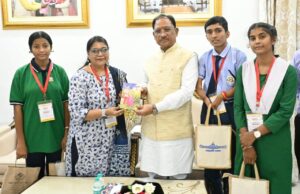 राष्ट्रपति से भेंट कर लौटे प्रतिभावान विद्यार्थियों ने मुख्यमंत्री श्री विष्णु देव साय से की सौजन्य मुलाकात