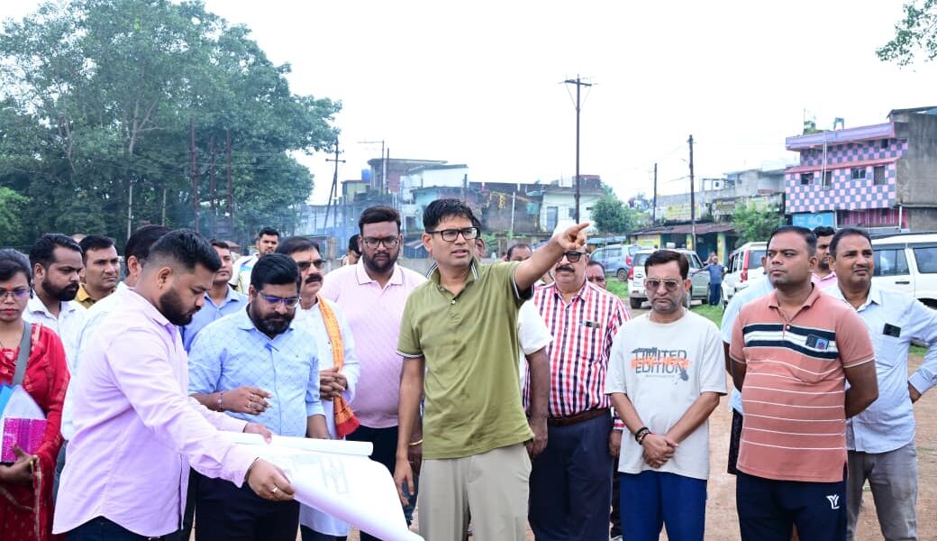 रायगढ़ की बदलेगी तस्वीर: विकास परियोजनाओं का वित्त मंत्री श्री ओ.पी.चौधरी ने किया मैराथन निरीक्षण