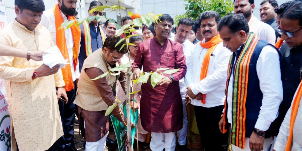 सेवा संकल्प अभियान : उप मुख्यमंत्री श्री विजय शर्मा ने महारानी अस्पताल जगदलपुर में किया रक्तदान