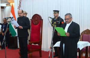 राज्यपाल श्री डेका ने न्यायाधिपति श्री कृष्न राम महापात्र को छत्तीसगढ़ उच्च न्यायालय के मुख्य न्यायाधीश पद की दिलाई शपथ