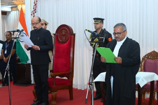 राज्यपाल श्री डेका ने न्यायाधिपति श्री कृष्न राम महापात्र को छत्तीसगढ़ उच्च न्यायालय के मुख्य न्यायाधीश पद की दिलाई शपथ
