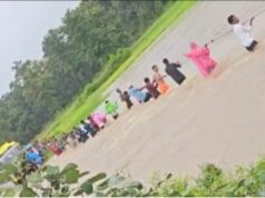 50 यात्रियों से भरी यात्री बस उफनते नाले के तेज बहाव के बीच फंस गई