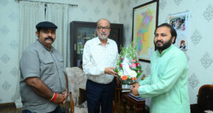 राज्यपाल श्री रमेन डेका से महाराजा कमल चंद्र भंज देव ने की भेंट