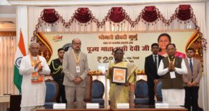 राष्ट्रपति द्रौपदी मुर्मु ने पूज्य माता हासी देवी जी के सम्मान में जारी किया 200 रूपए का स्मारक सिक्का