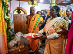 राष्ट्रपति श्रीमती द्रौपदी मुर्मु ने माँ दंतेश्वरी की पूजा-अर्चना कर देशवासियों की सुख-समृद्धि और खुशहाली की कामना की