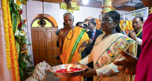 राष्ट्रपति श्रीमती द्रौपदी मुर्मु ने माँ दंतेश्वरी की पूजा-अर्चना कर देशवासियों की सुख-समृद्धि और खुशहाली की कामना की