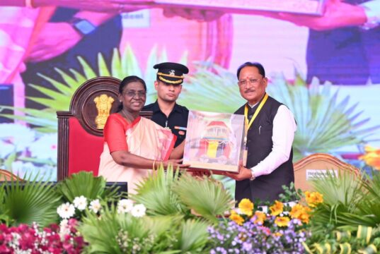 राष्ट्रपति श्रीमती द्रौपदी मुर्मु ने बस्तर दशहरा की अनूठी परंपराओं और जनजातीय संस्कृति की सराहना की
