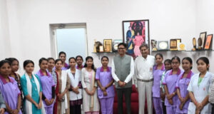 सत्य साईं अस्पताल में सेवा दे रहीं छत्तीसगढ़ की बेटियों से मिले वित्त मंत्री ओ.पी. चौधरी